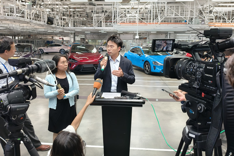 中外新闻社参加国务院新闻办北京采访系列活动--<BR>小米汽车超越国际品牌